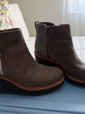 Dr. Scholl's Gray Suede Wedge Ankle Booties with Felt Heel Panel